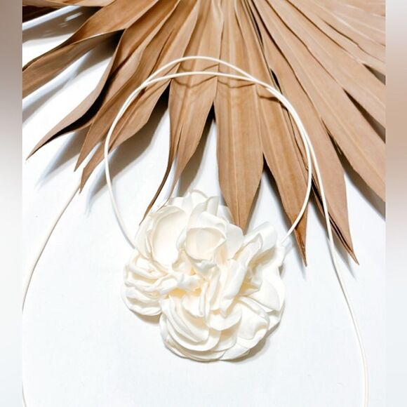Cream flower choker S410 - Picture 2 of 4